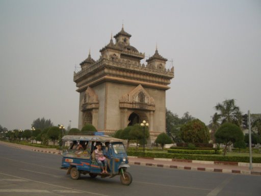 pratouxay_vientiane01